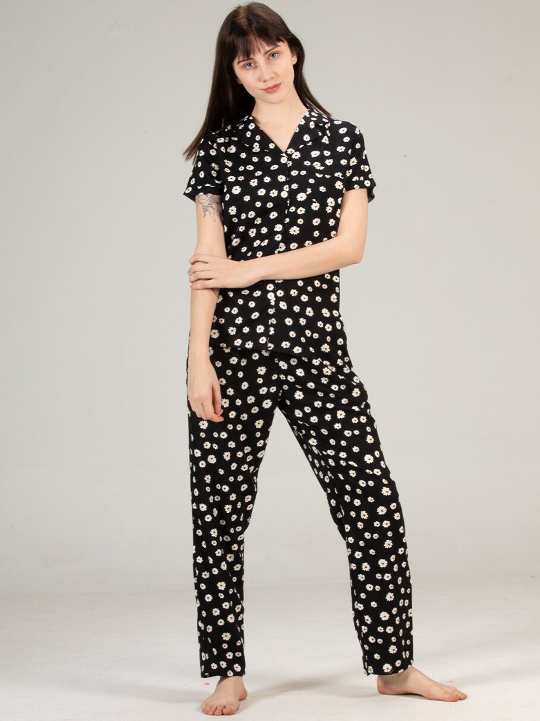 

evolove Women Black & White Floral Printed Nightsuit Set