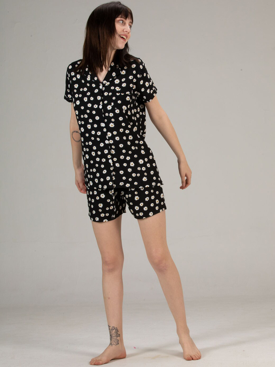 

evolove Women Black & White Printed Night Suit