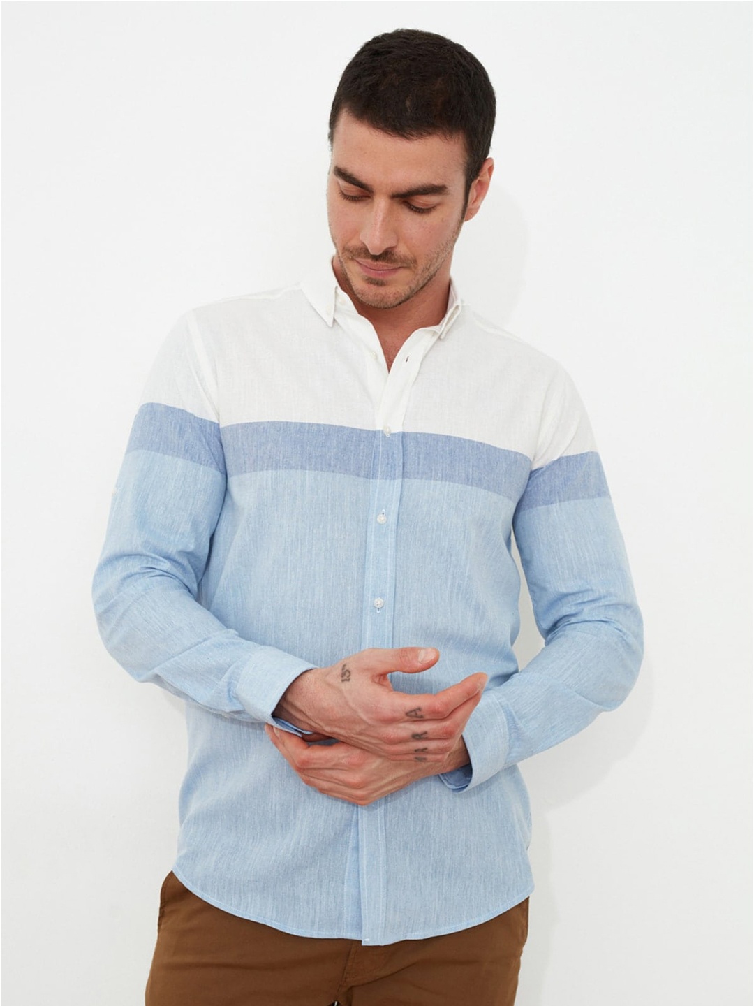 

Trendyol Men White & Blue Tailored Fit Colourblocked Cotton Casual Shirt
