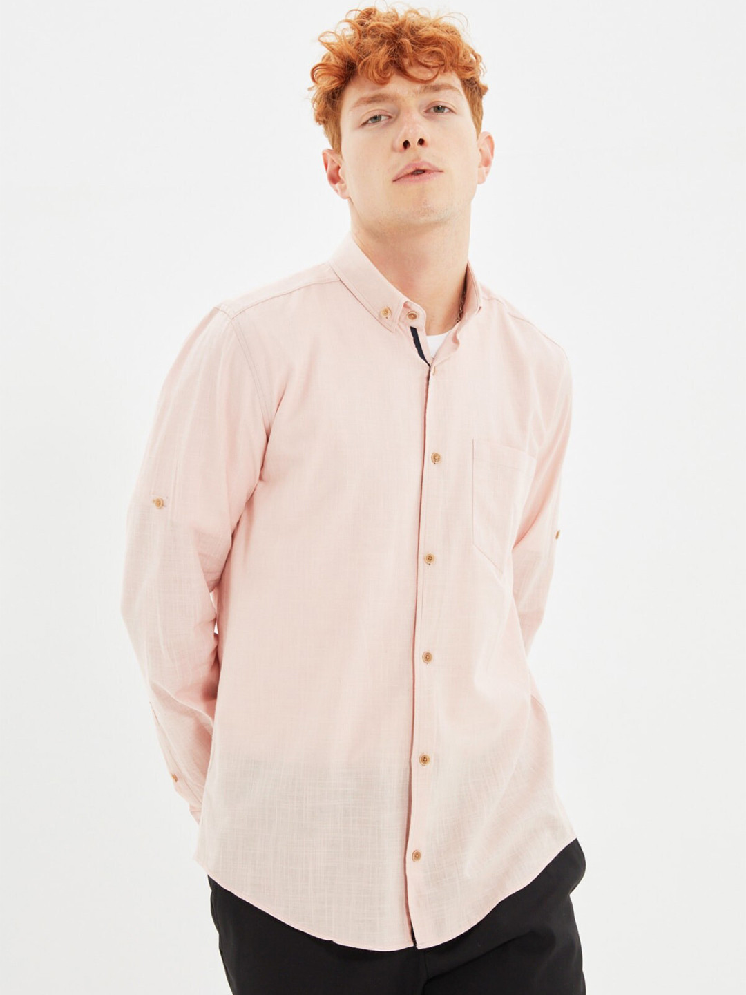 

Trendyol Men Pink Solid Linen Casual Shirt