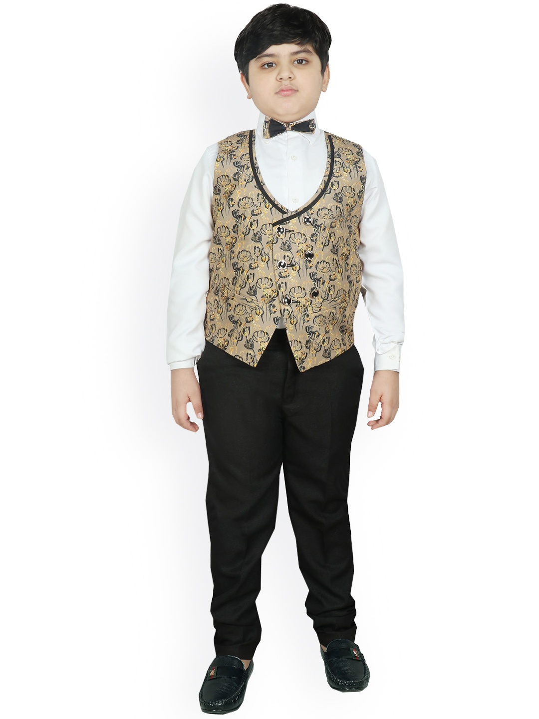 

SG YUVRAJ Boys Black & Beige Solid 5-Piece Single Breasted Formal Suit