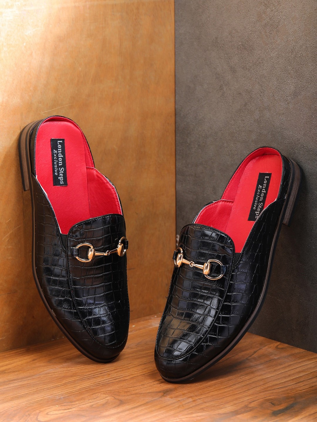 

LONDON STEPS Men Black Textured Mules