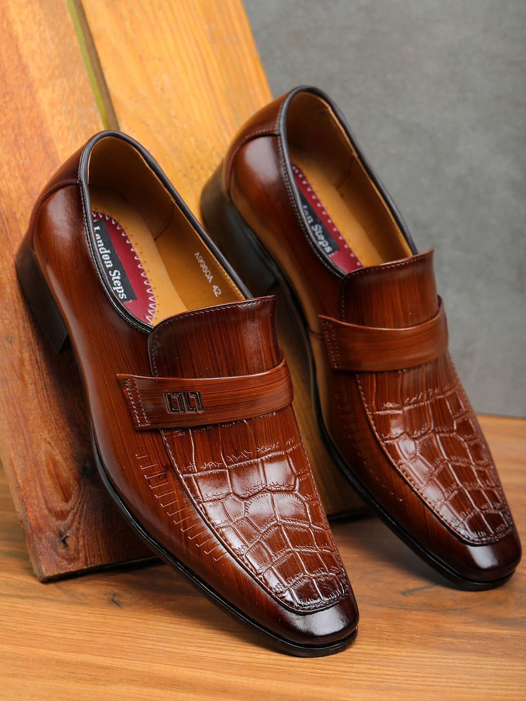 

LONDON STEPS Men Brown Textured Formal Derbys