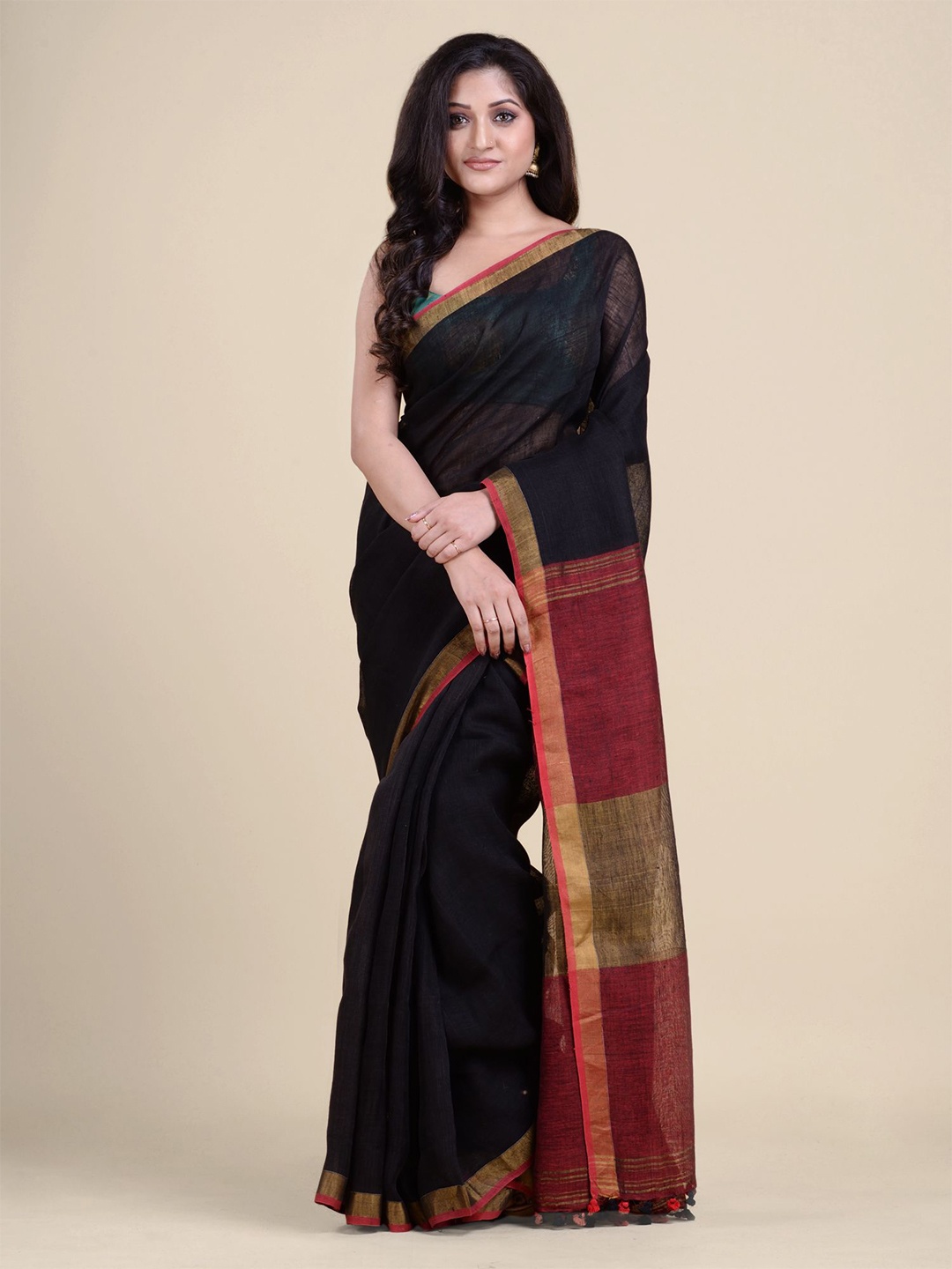 

Charukriti Black & Gold-Toned Pure Linen Saree