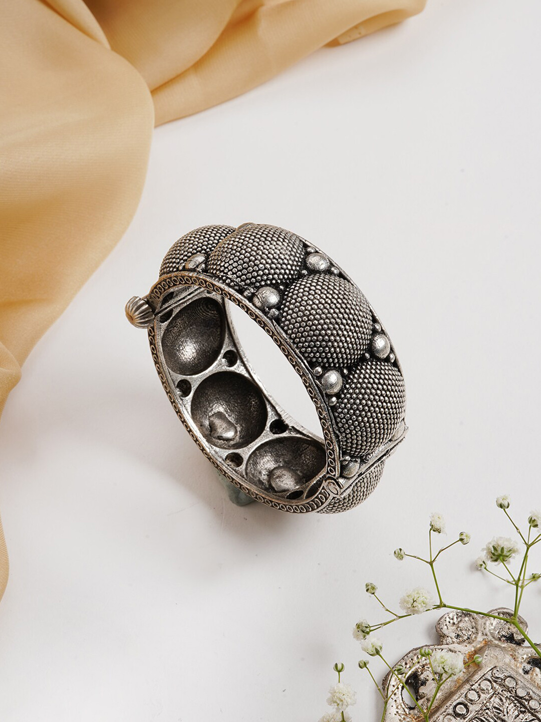 

TEEJH Women Silver-Toned Brass Oxidised Silver-Plated Bangle-Style Bracelet