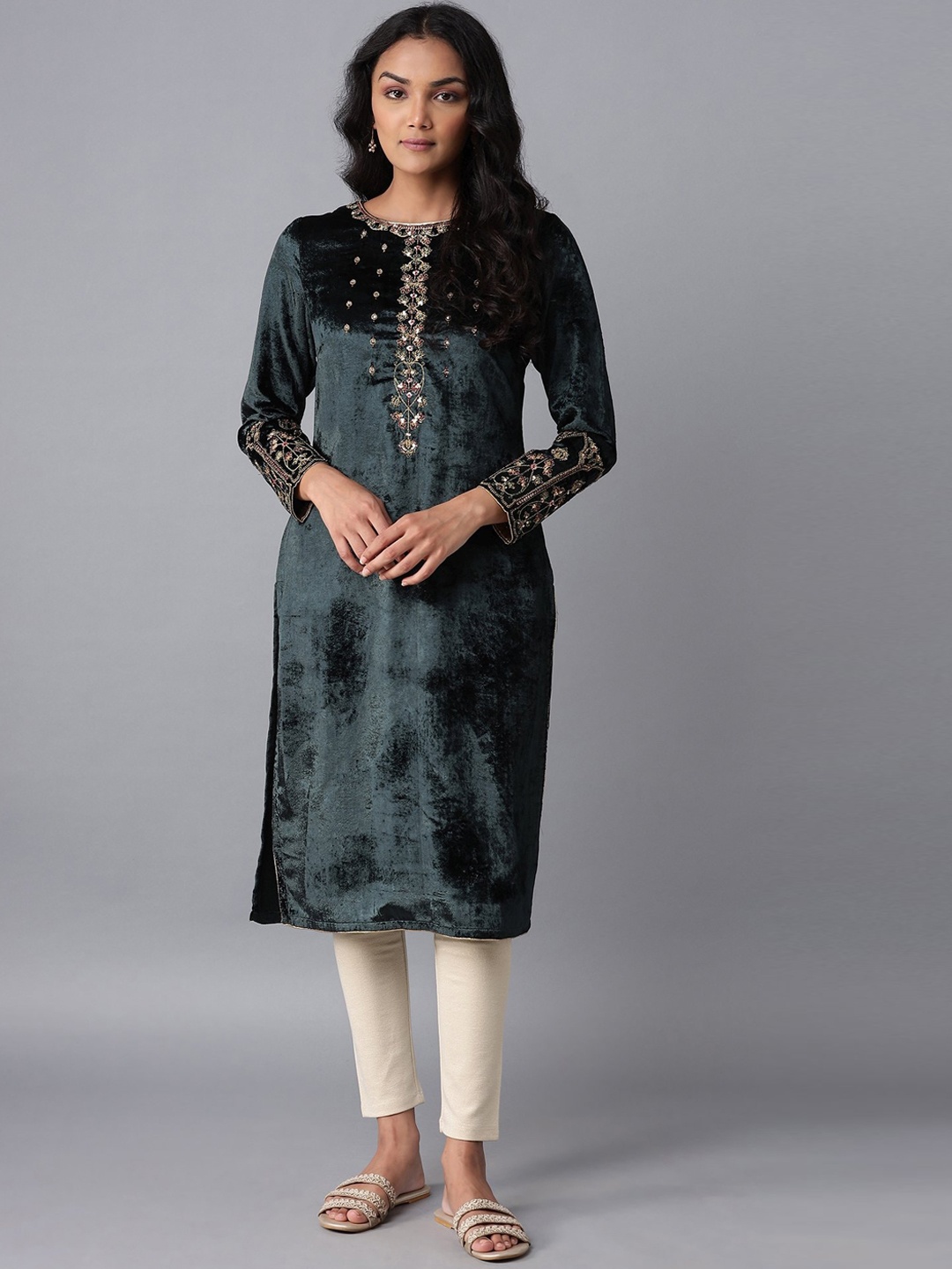 

WISHFUL Women Green Embellished Velvet Kurta