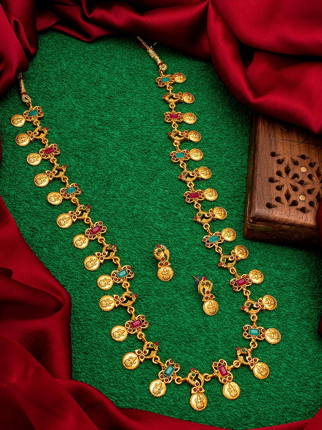

aadita Gold-Plated Pink & White Stone-Studded & Pearl Beaded Jewellery Set