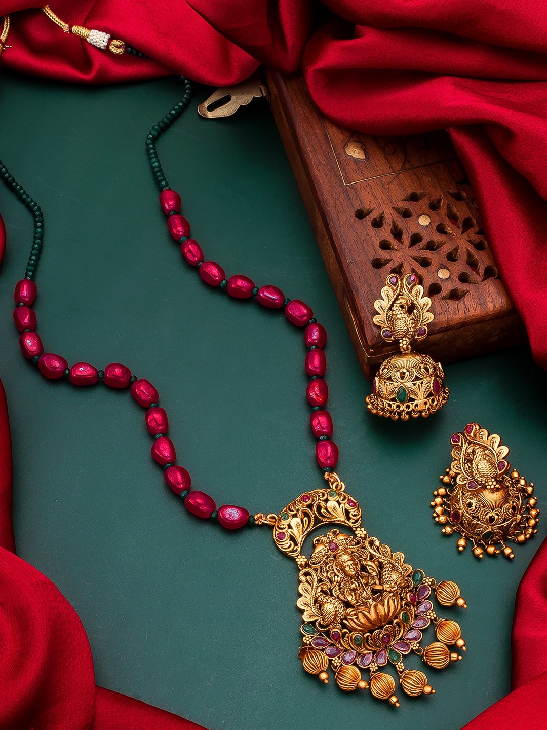 

aadita Gold-Plated Red & Green Pearl Beaded & Stone-Studded Jewellery Set
