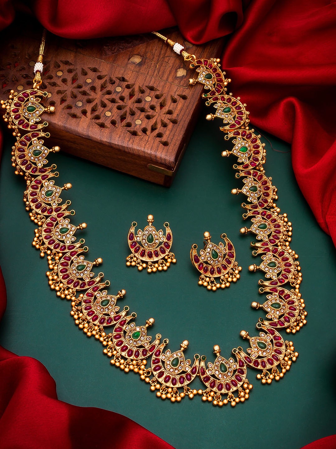 

aadita Gold Plated & Pink Studded & Beaded Jewellery Set