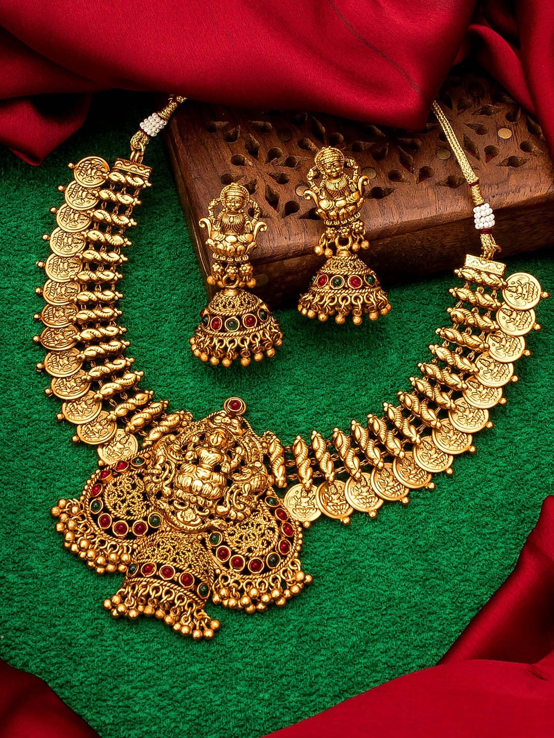 

aadita Gold-Toned Stone-Studded Temple Jewelry Set