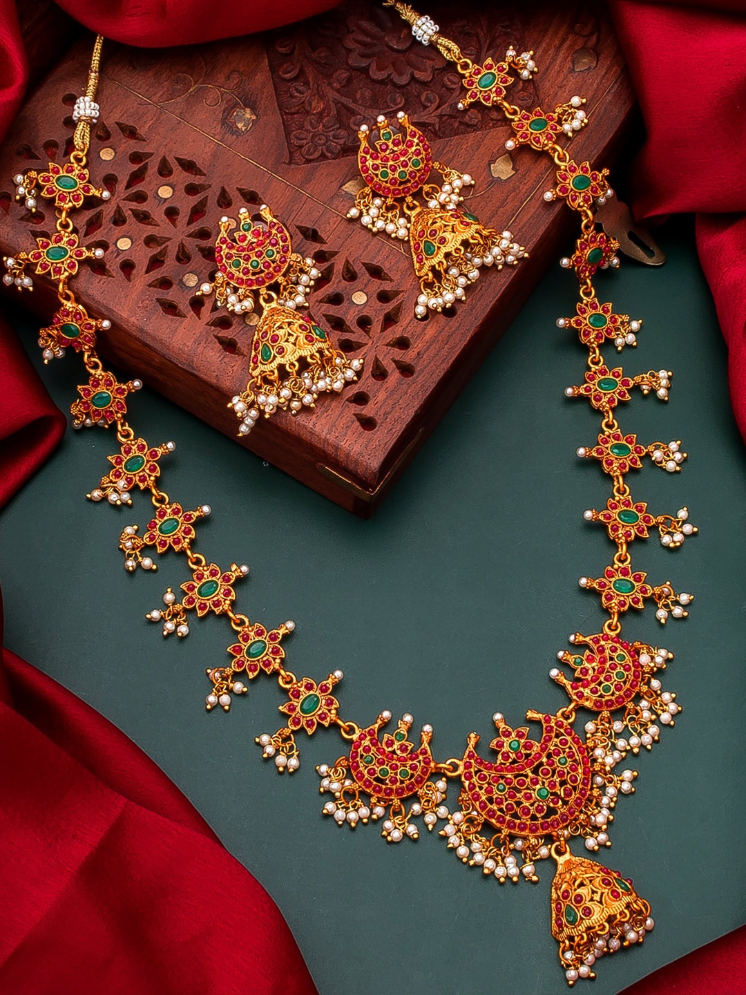 

aadita Woman Gold-Plated Pink & White Stone-Studded & Pearl Beaded Temple Jewellery Set