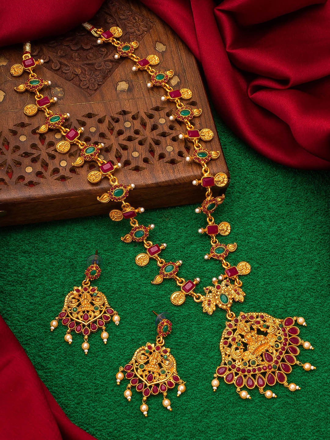 

aadita Gold Pearl Beaded & Stone-Studded Jewelry Set