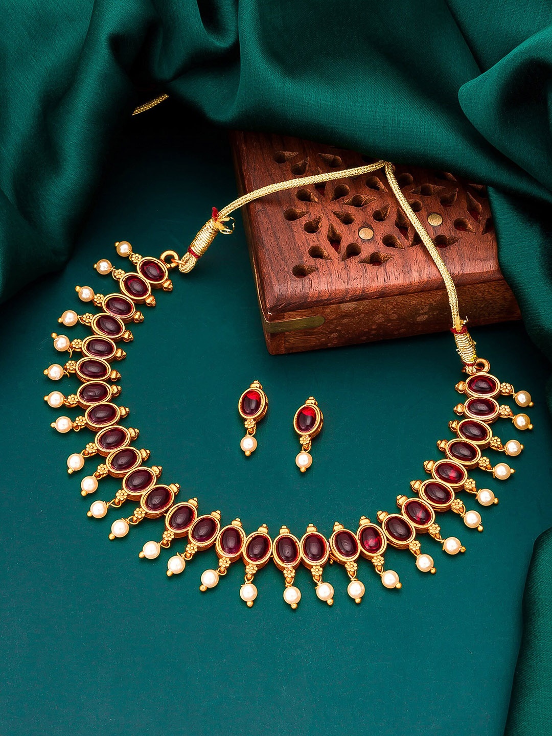 

aadita Gold-Plated & Pink Stone-Studded & Beaded Jewellery Set