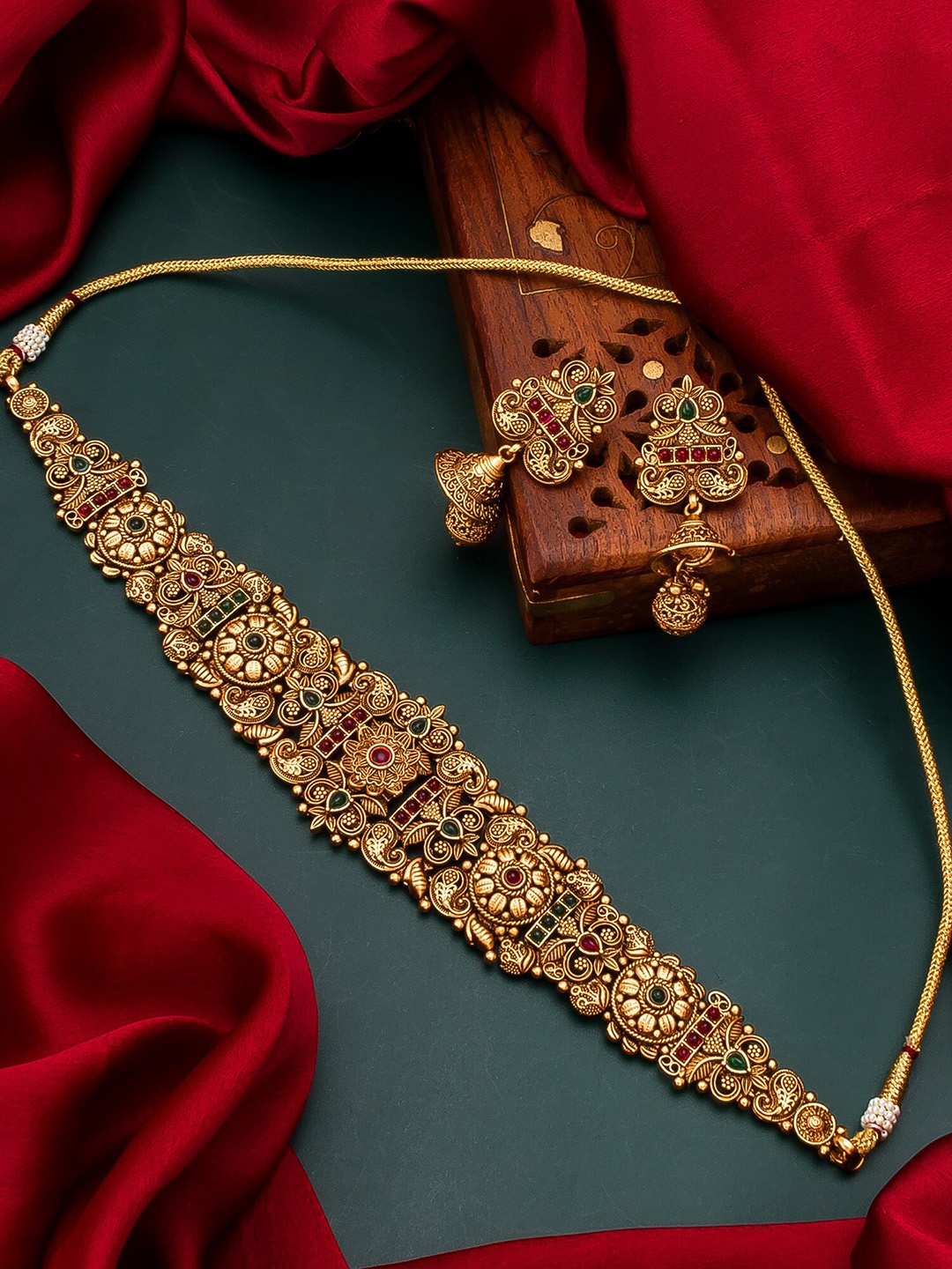 

aadita Gold-Toned Choker Jewellery Set