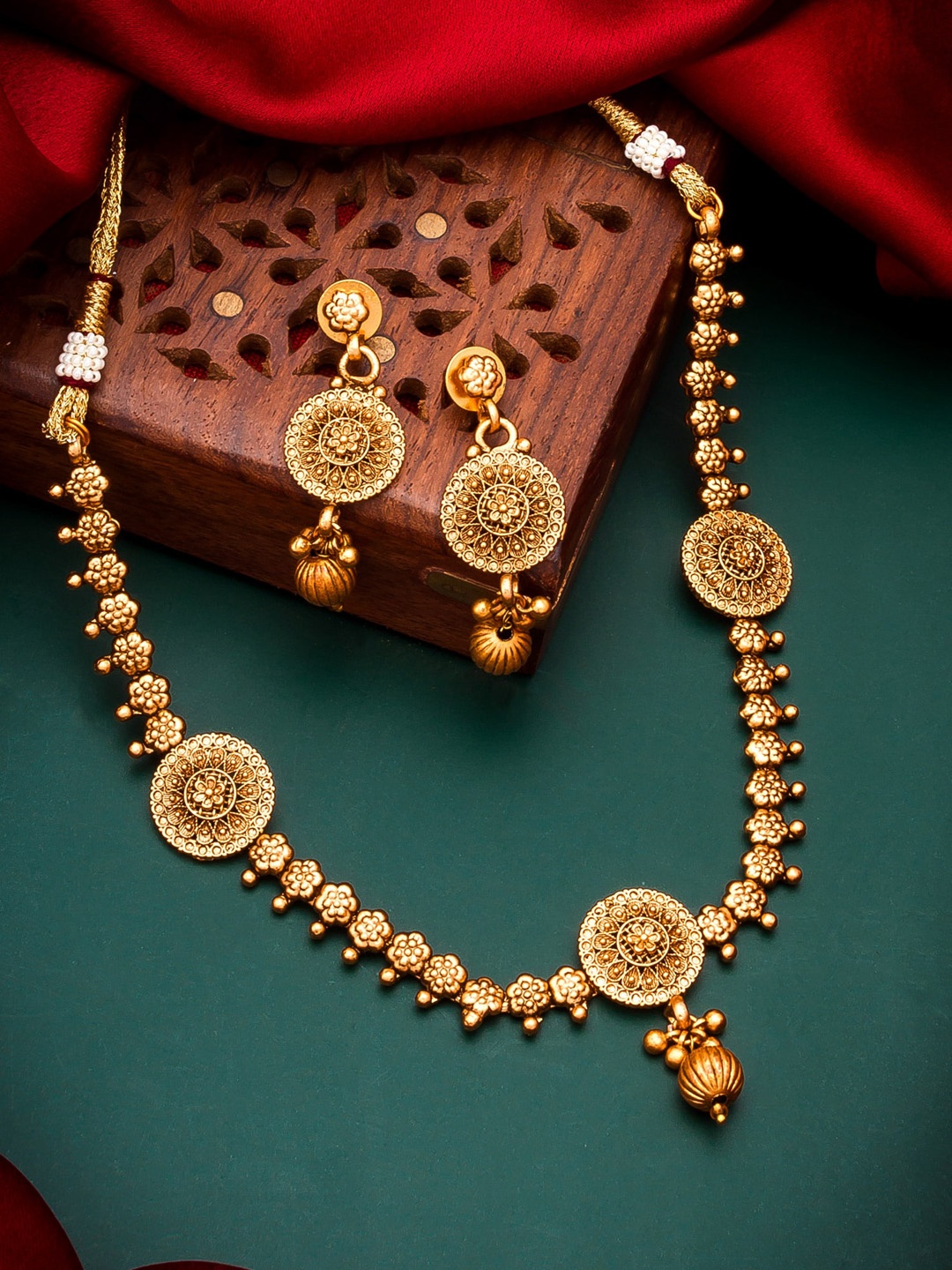 

aadita Women Gold-Toned Temple Jewellery Set