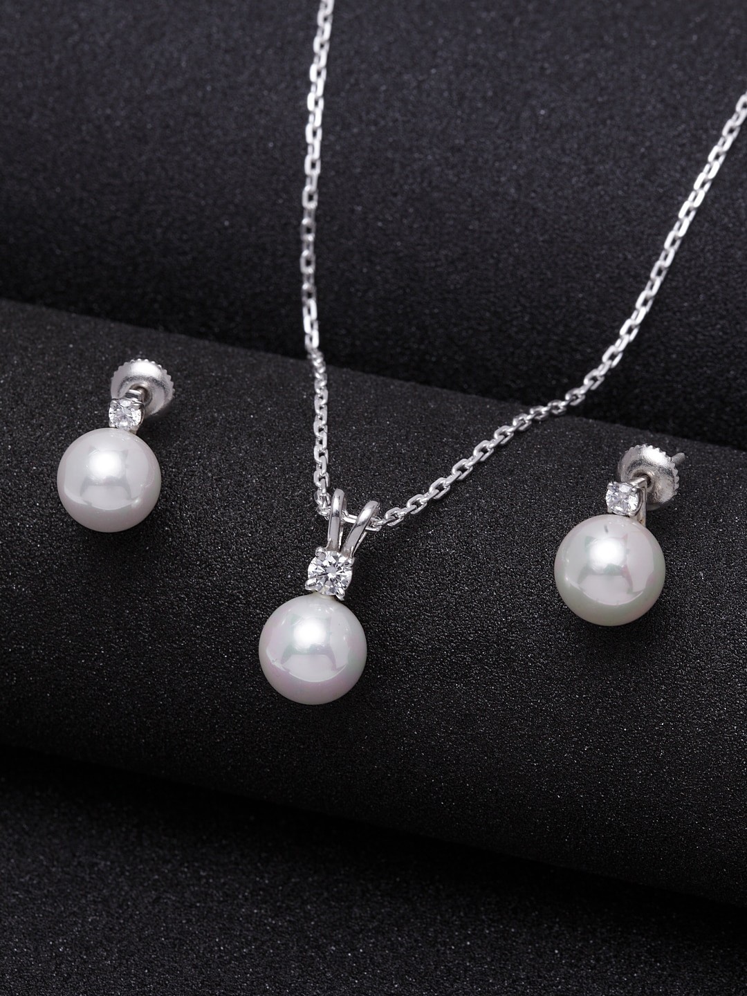 

Clara Silver Pearl Pendant Earrings Set