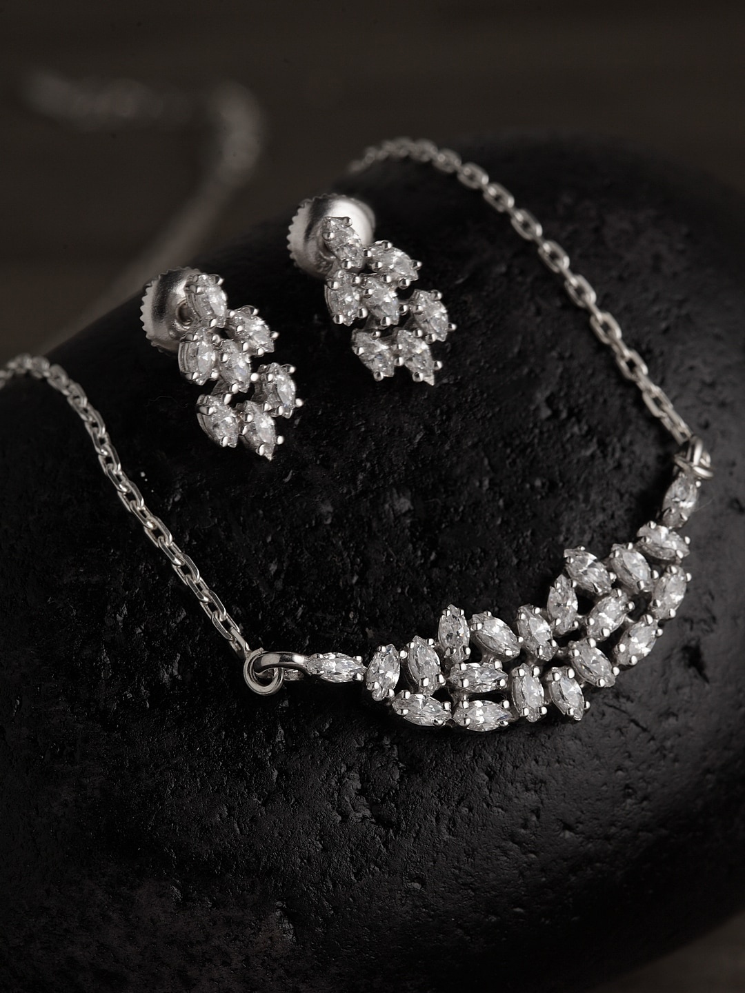 

Clara Silver-Toned 925 Silver Daisy Jewellery Set