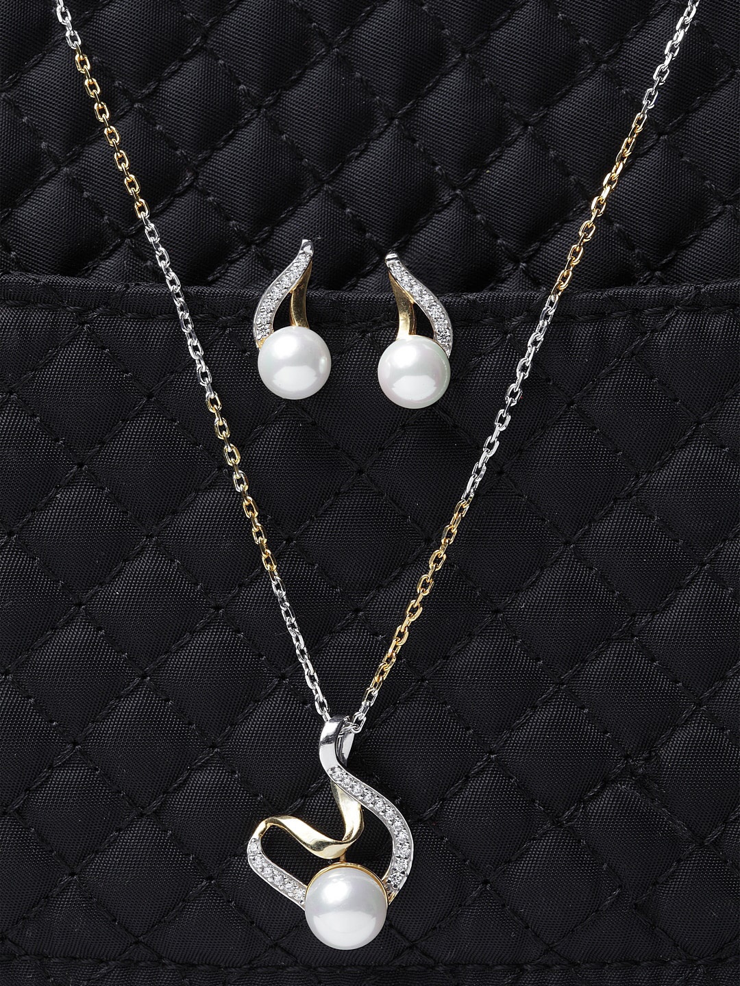 

Clara Woman Silver Pearl Pendant & Earrings Jewellery Set