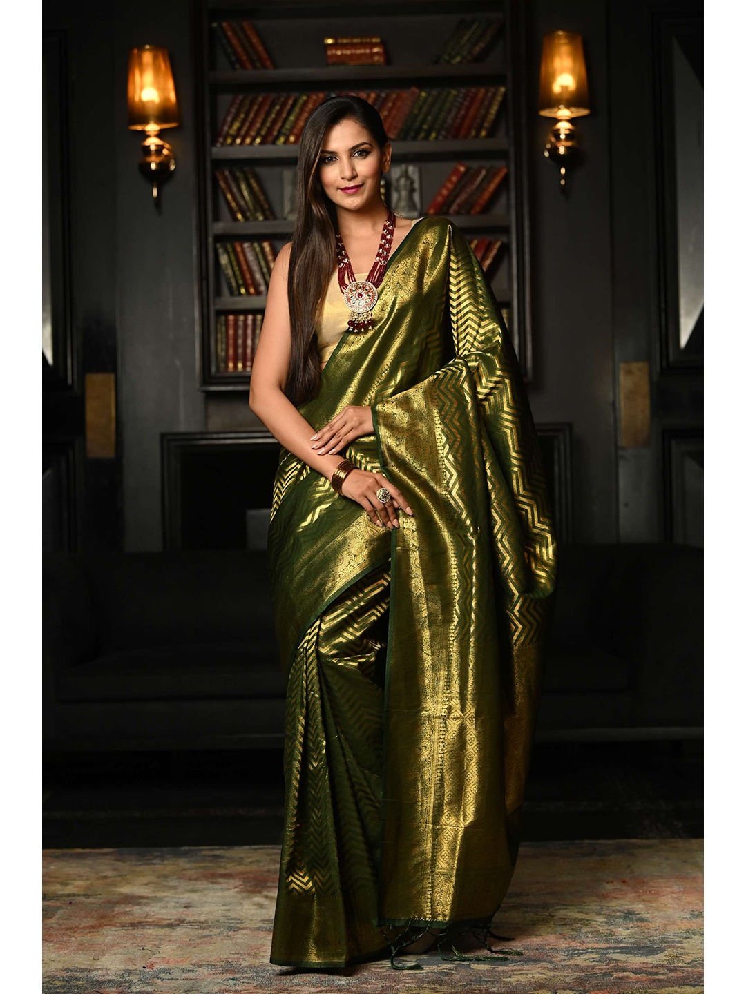 

KARAGIRI Green & Gold-Toned Zari Silk Blend Kanjeevaram Saree