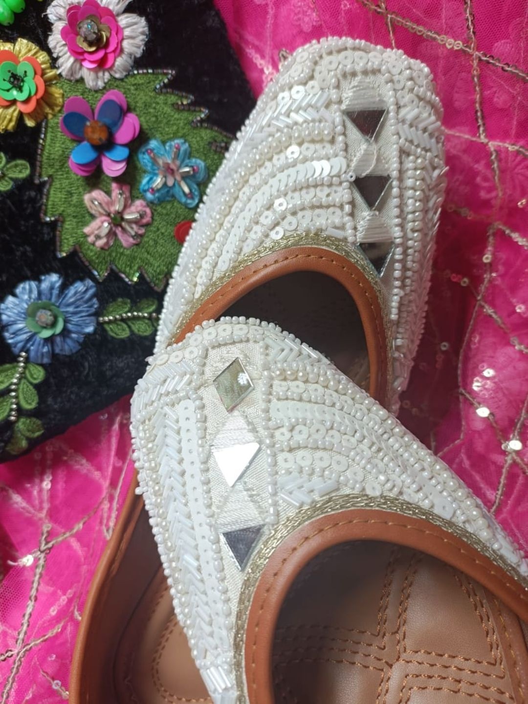 

DESI COLOUR Women Embellished Ethnic Mojaris, White