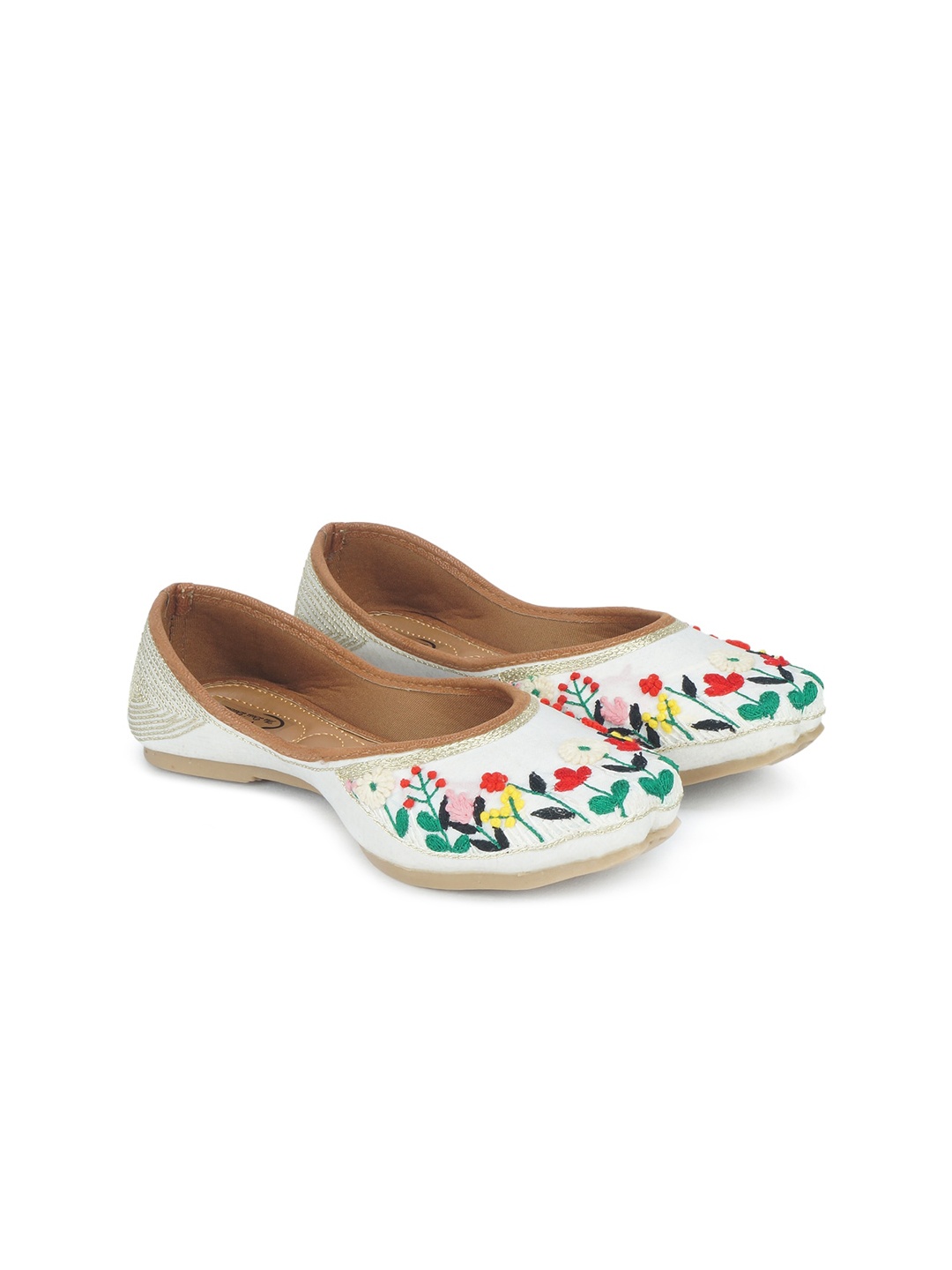 

The Desi Dulhan Women White Party Mojaris Flats
