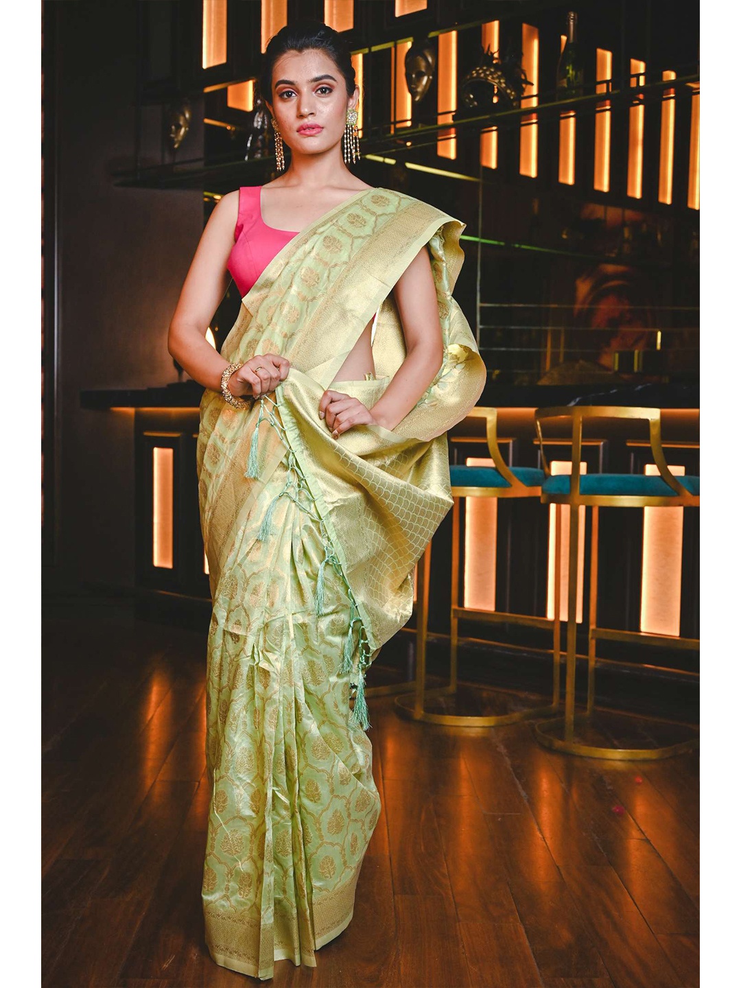 

KARAGIRI Green & Gold-Toned Woven Design Zari Silk Blend Maheshwari Saree