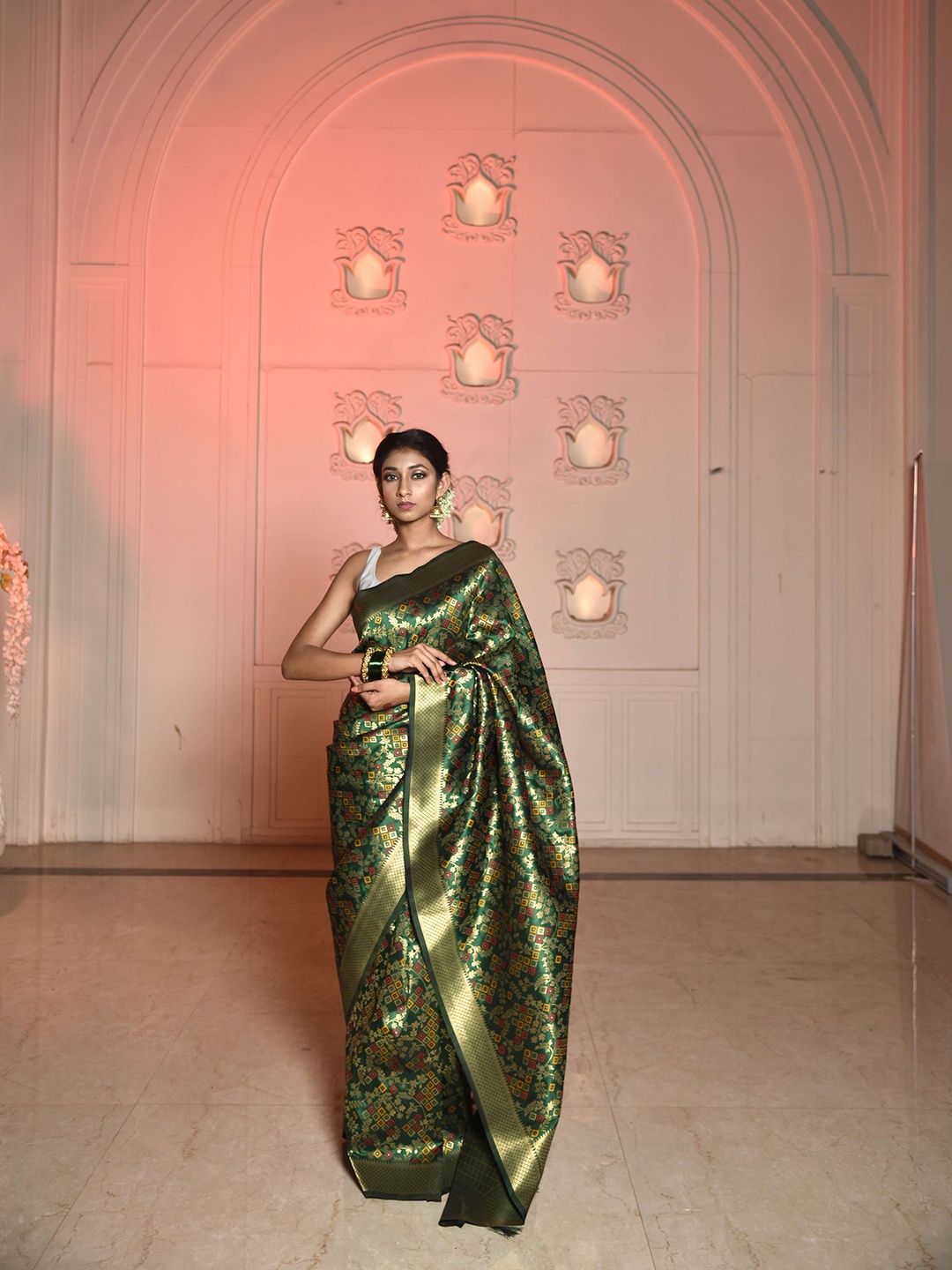 

KARAGIRI Green & Gold-Coloured Floral Zari Silk Blend Banarasi Saree