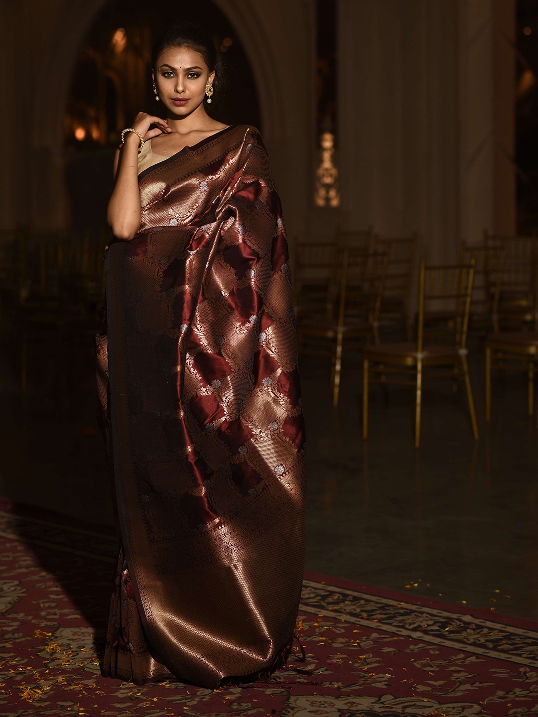 

KARAGIRI Red & Gold-Toned Woven Design Zari Silk Blend Banarasi Saree