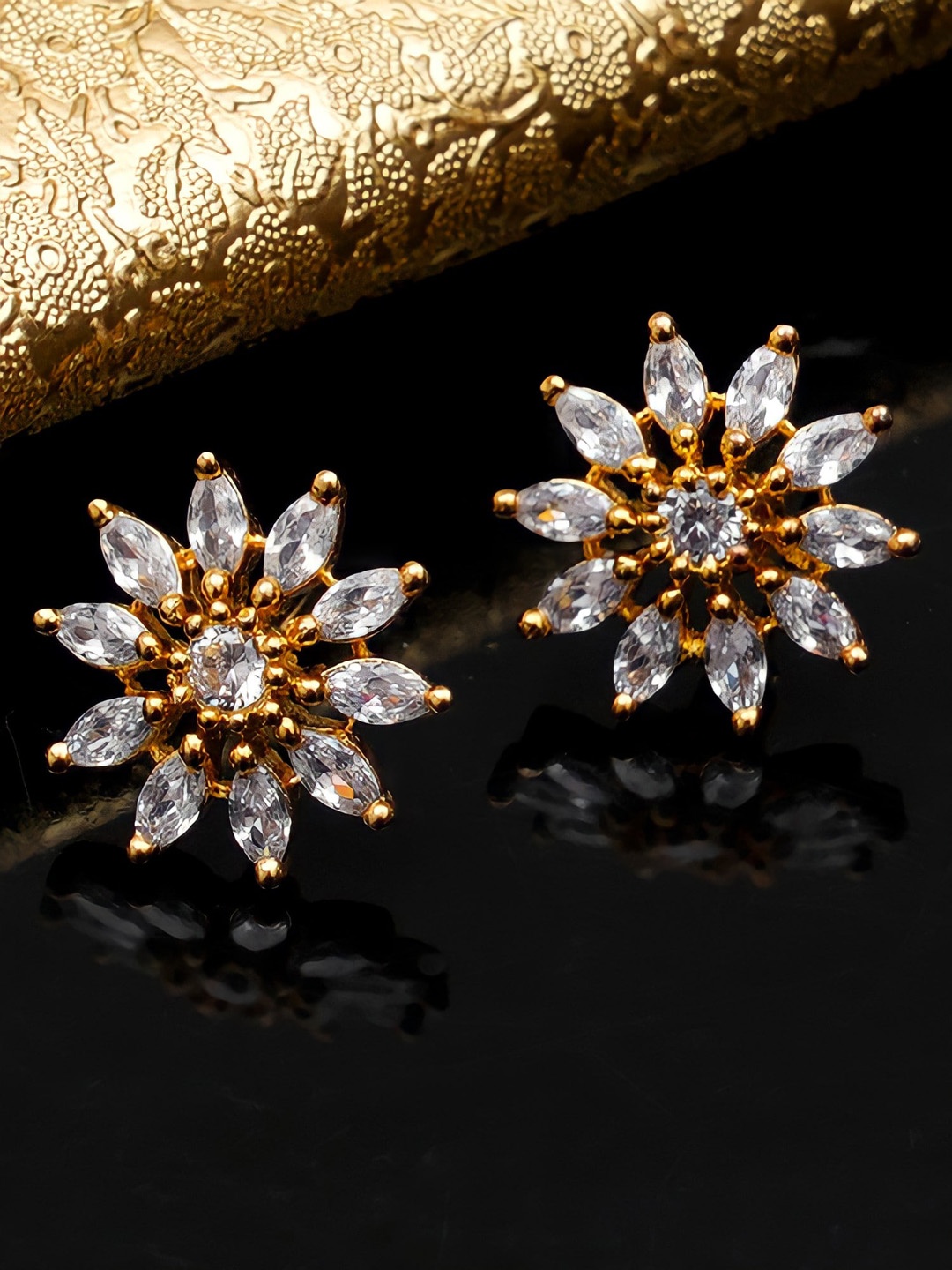 

KARATCART Gold-Toned Floral Studs Earrings