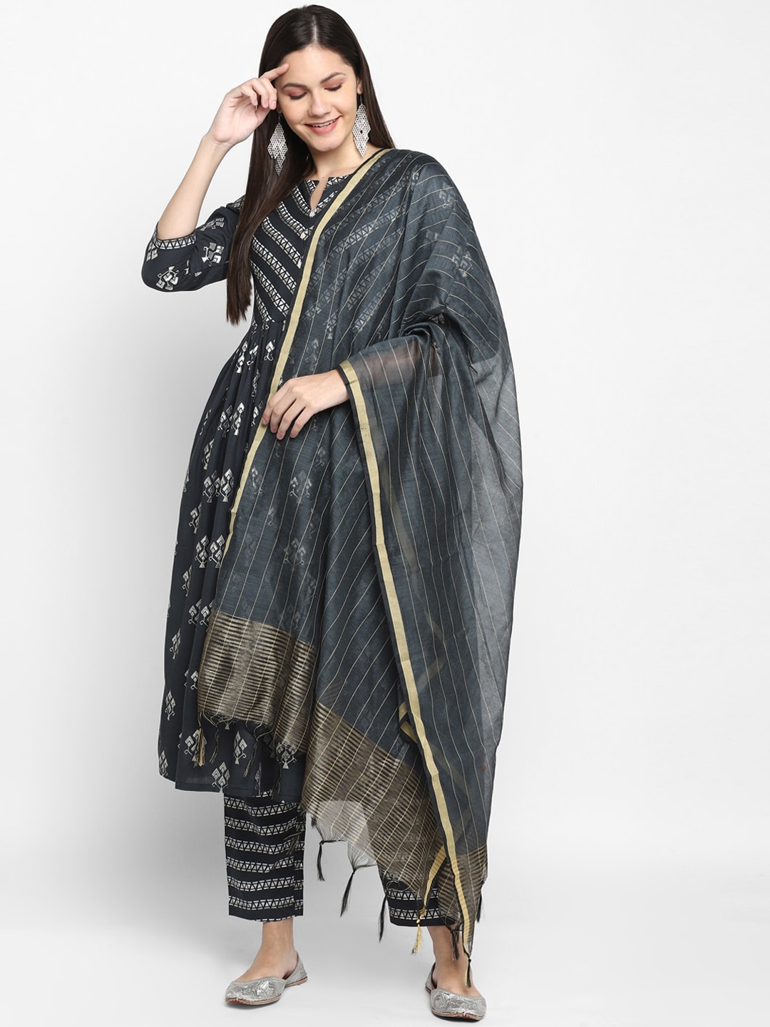 

VAABA Women Grey & White Ethnic Motifs Printed Pleated Kurta with Trousers & Dupatta