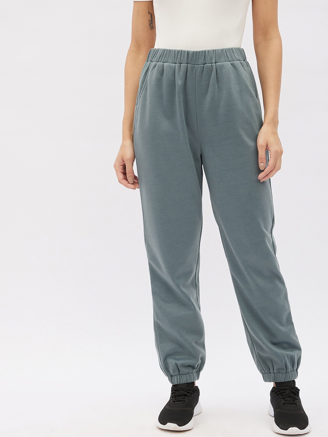 

Harpa Women Green Regular Fi Solid Joggers