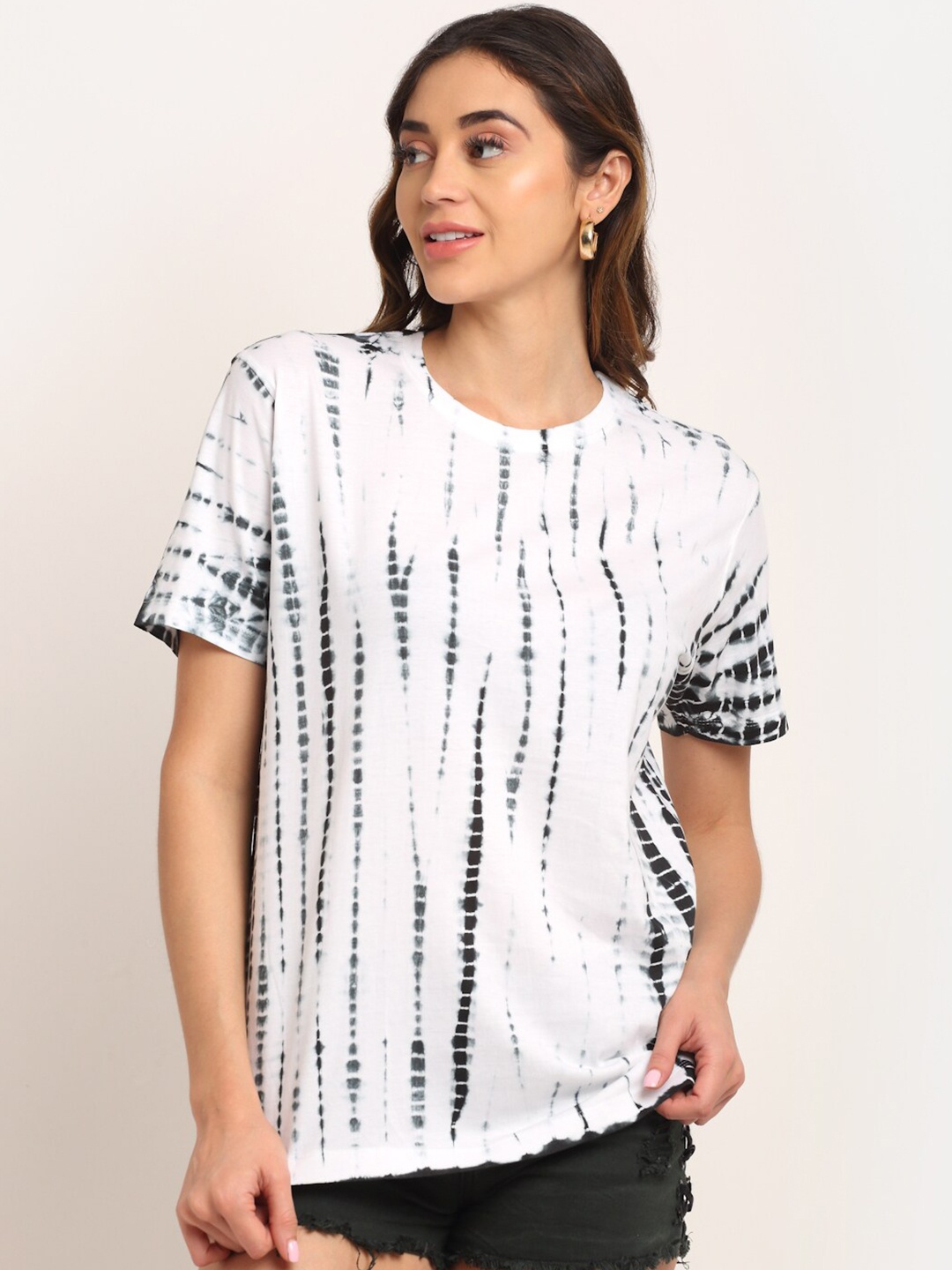 

Ennoble Women White & Black Tie and Dye Printed Loose T-shirt