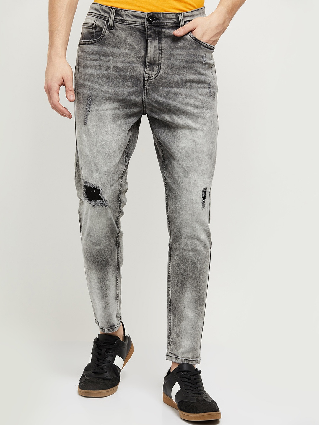 

max Men Grey Slim Fit Mildly Distressed Heavy Fade Stretchable Jeans