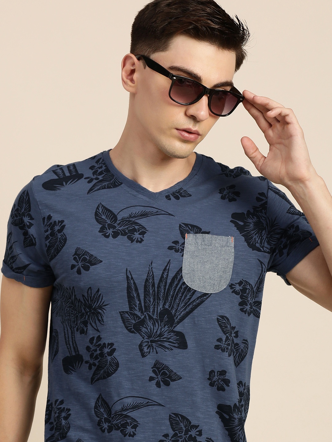 

Difference of Opinion Men Navy Blue Pure Cotton Floral Print V-Neck T-shirt