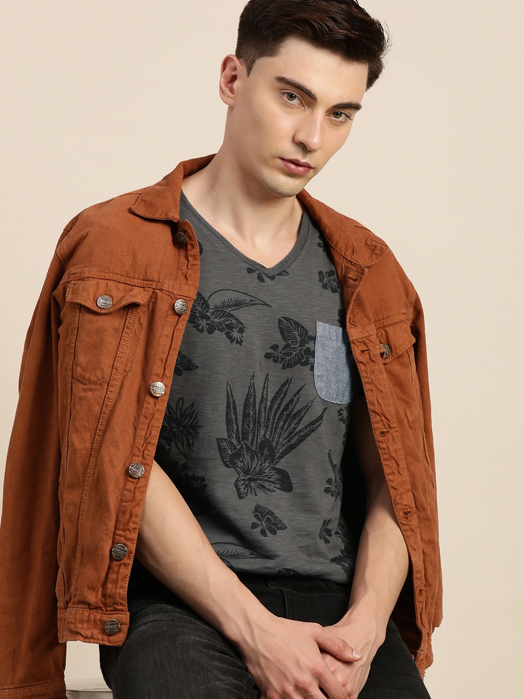 

Difference of Opinion Men Charcoal Grey & Black Tropical Printed Cotton T-shirt