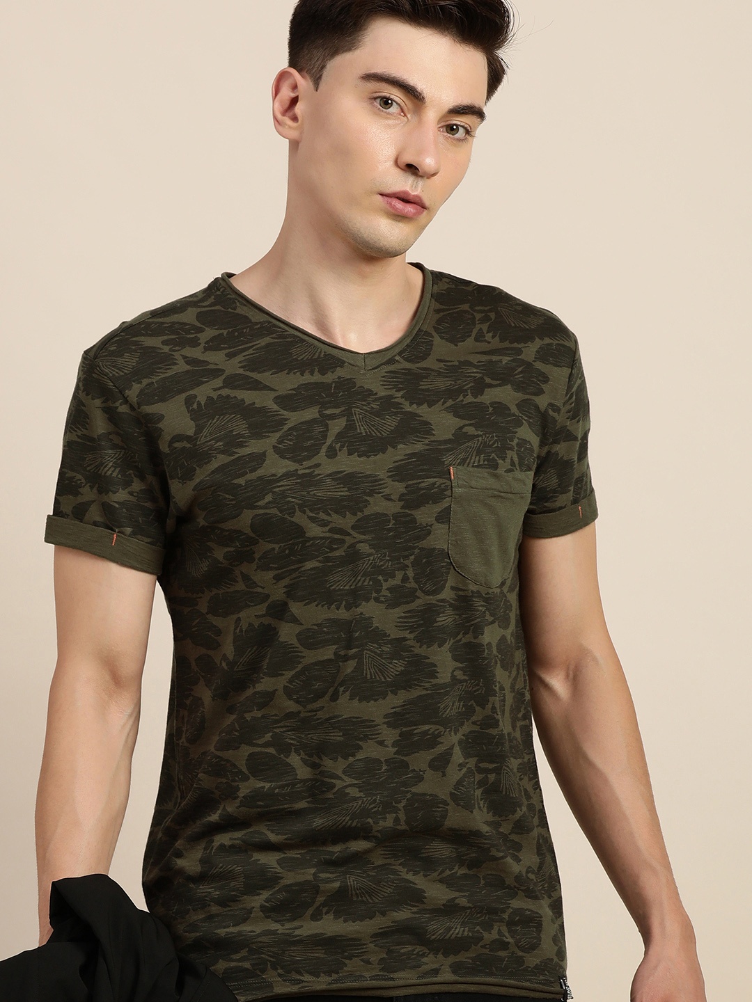 

Difference of Opinion Men Olive Green Pure Cotton Floral Print V-Neck T-shirt