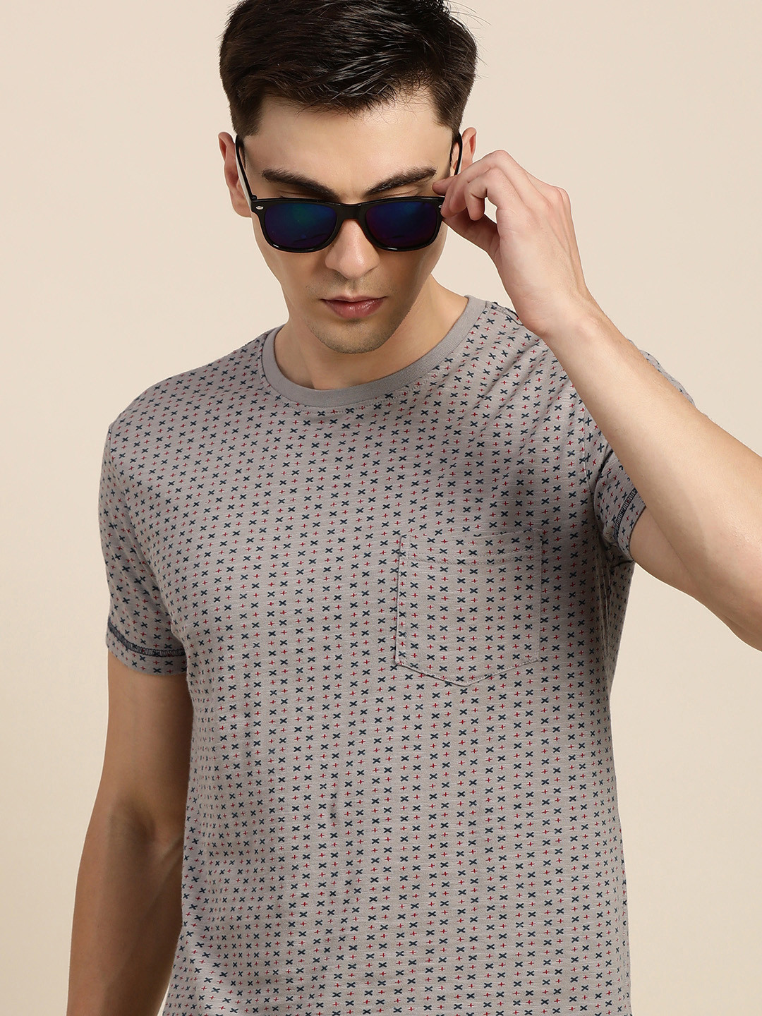 

Difference of Opinion Men Grey & Teal Blue Pure Cotton Disty Print T-shirt