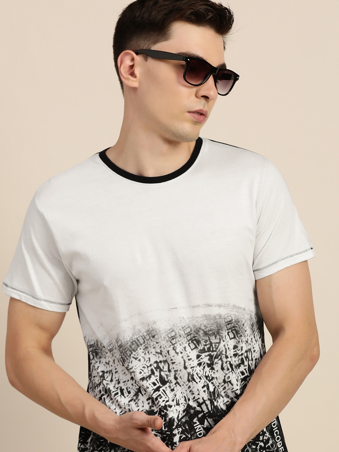 

Difference of Opinion Men White & Black Pure Cotton Printed T-shirt