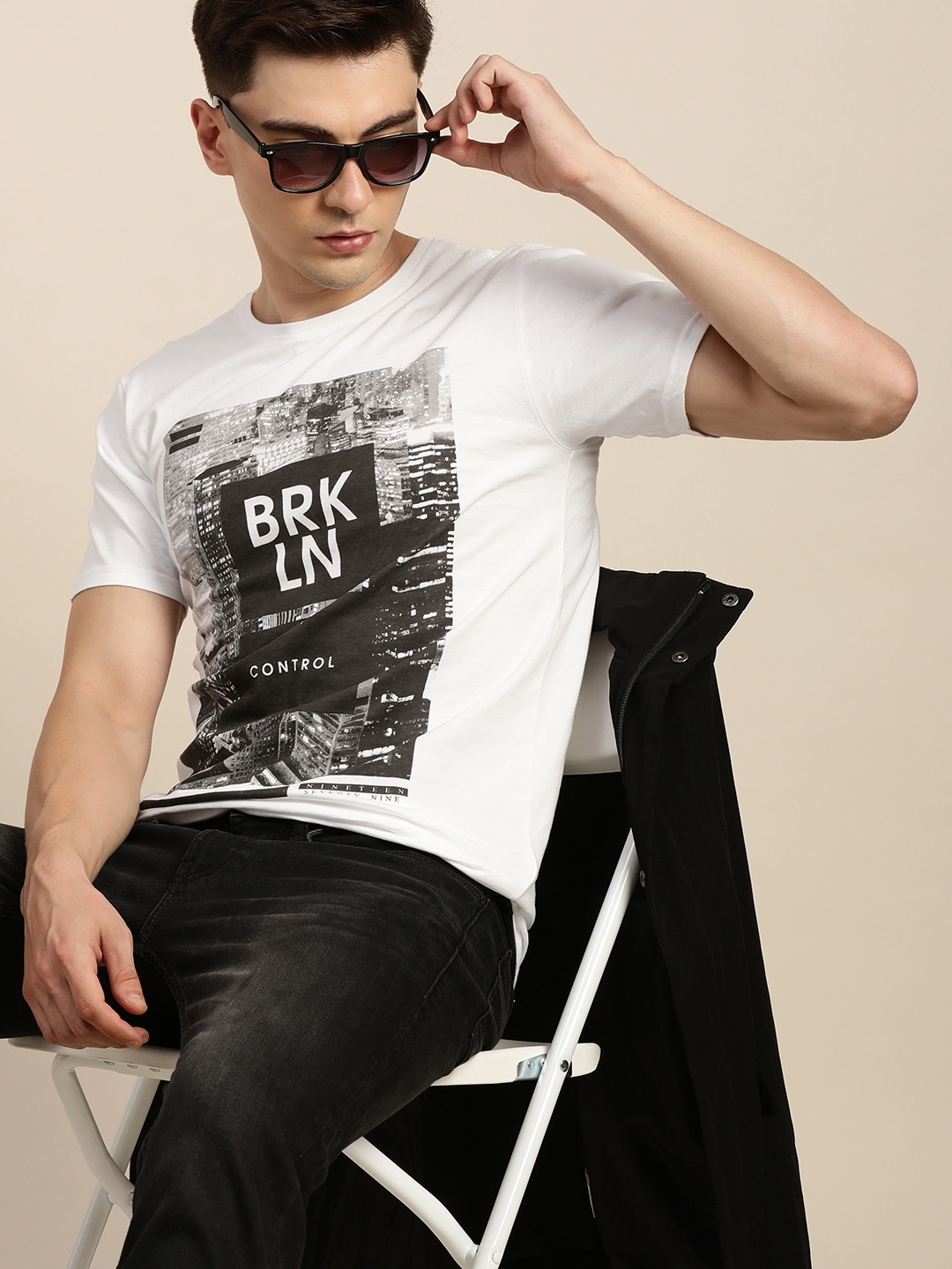 

Difference of Opinion Men White & Black Pure Cotton Printed T-shirt