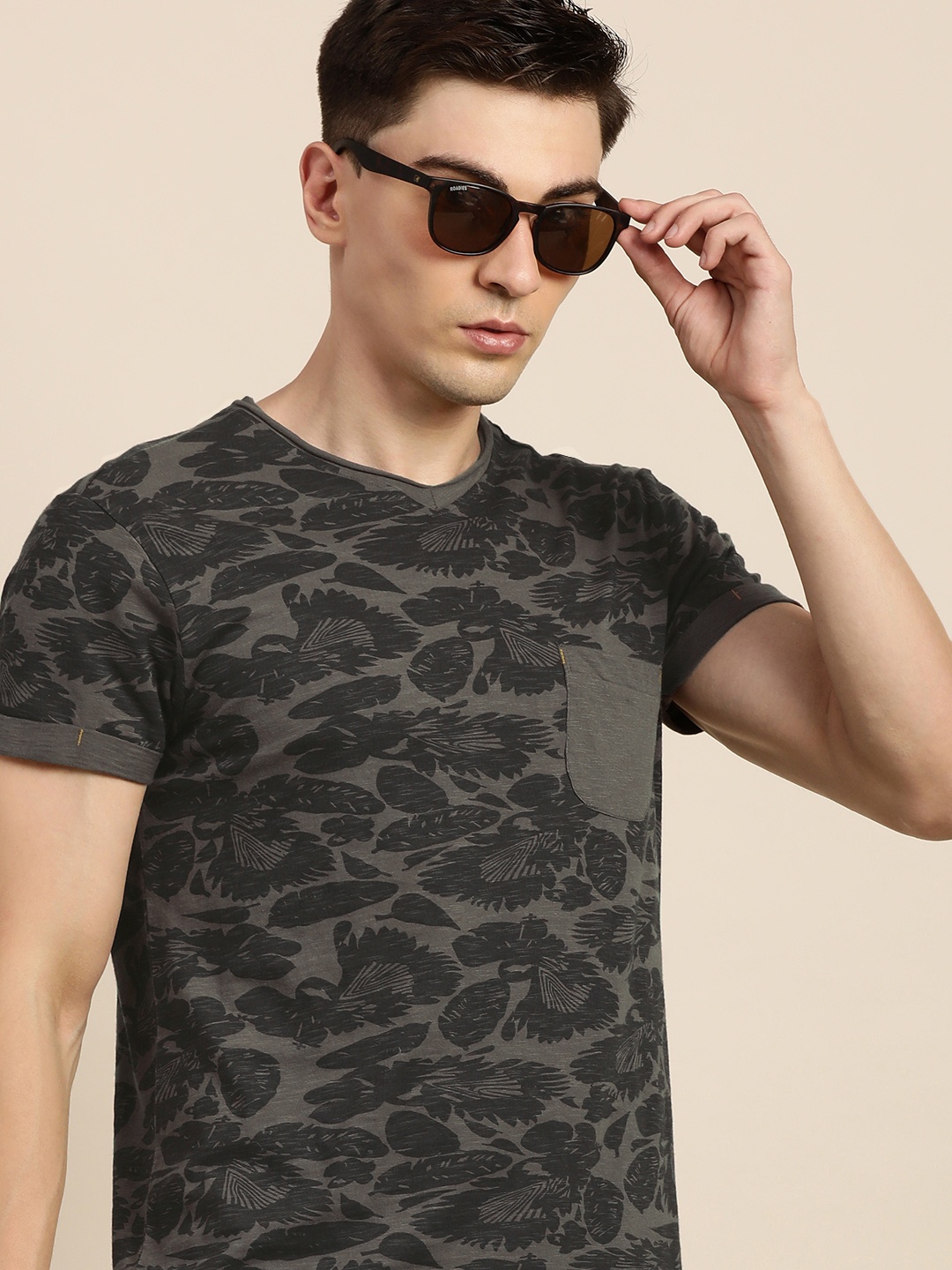 

Difference of Opinion Men Charcoal Grey & Black Pure Cotton Printed T-shirt