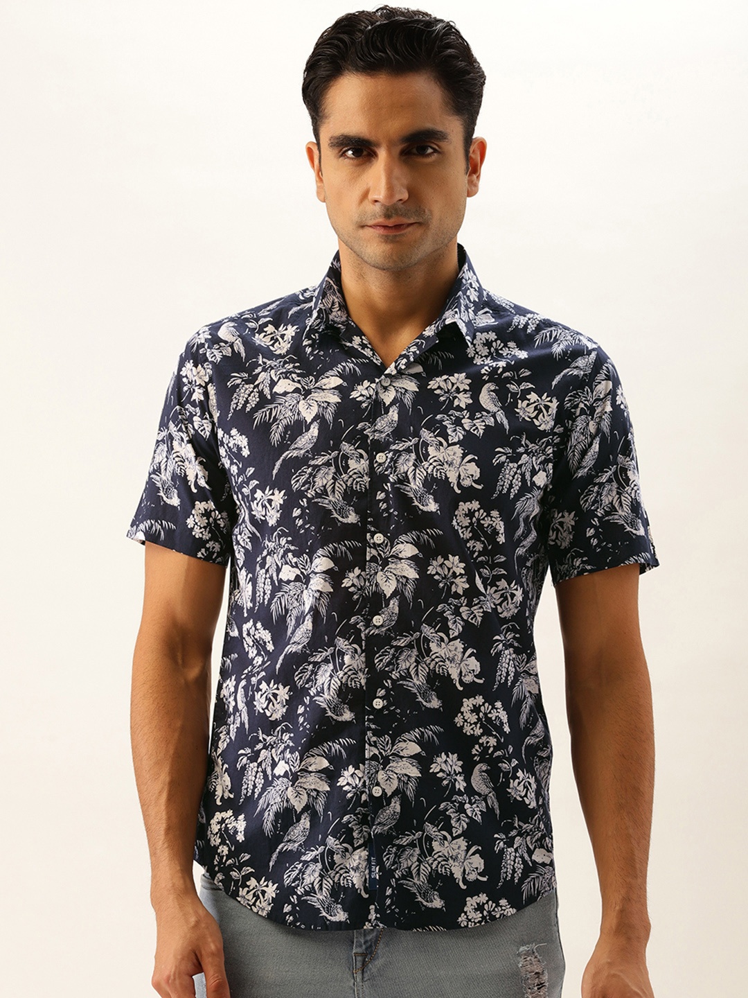

Bene Kleed Men Navy Blue & White Slim Fit Floral Printed Pure Cotton Casual Shirt