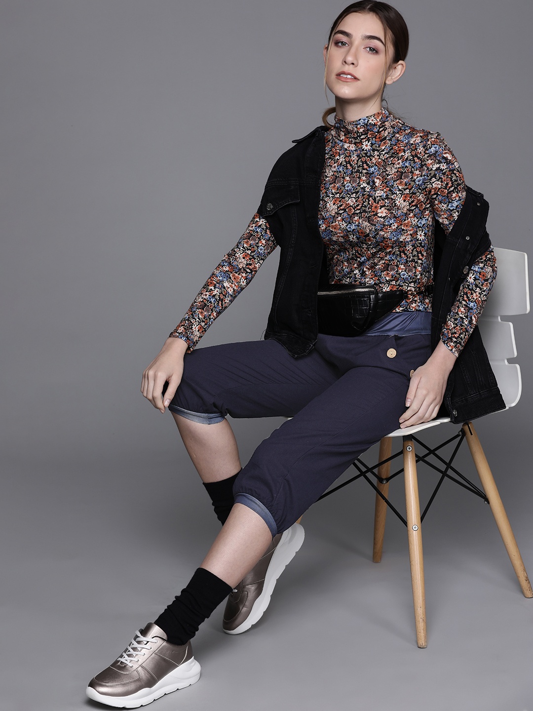

JC Mode Women Navy Blue Solid Capris