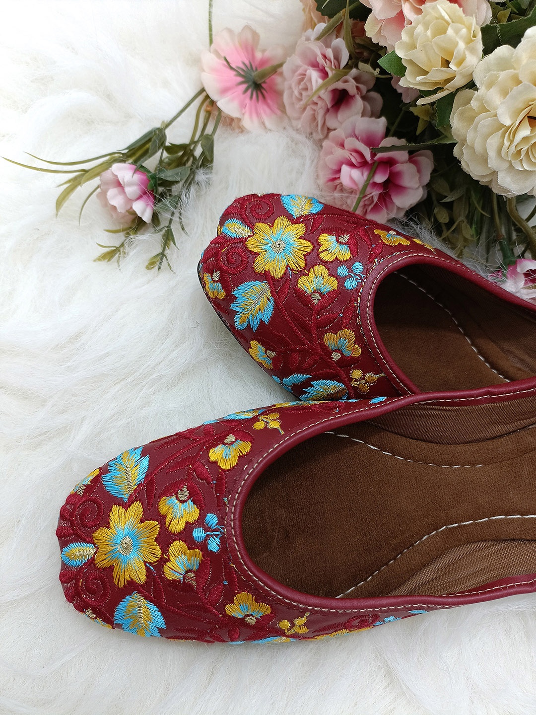 

DESI COLOUR Women Embroidered Ethnic Mojaris, Maroon