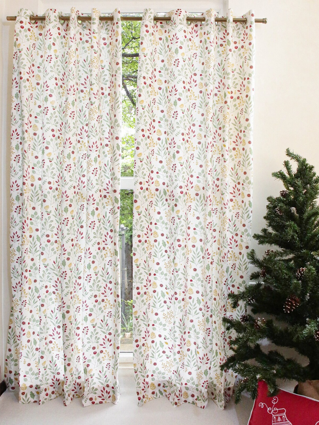 

The Yellow Dwelling White & Red Floral Pure Cotton Door Curtain