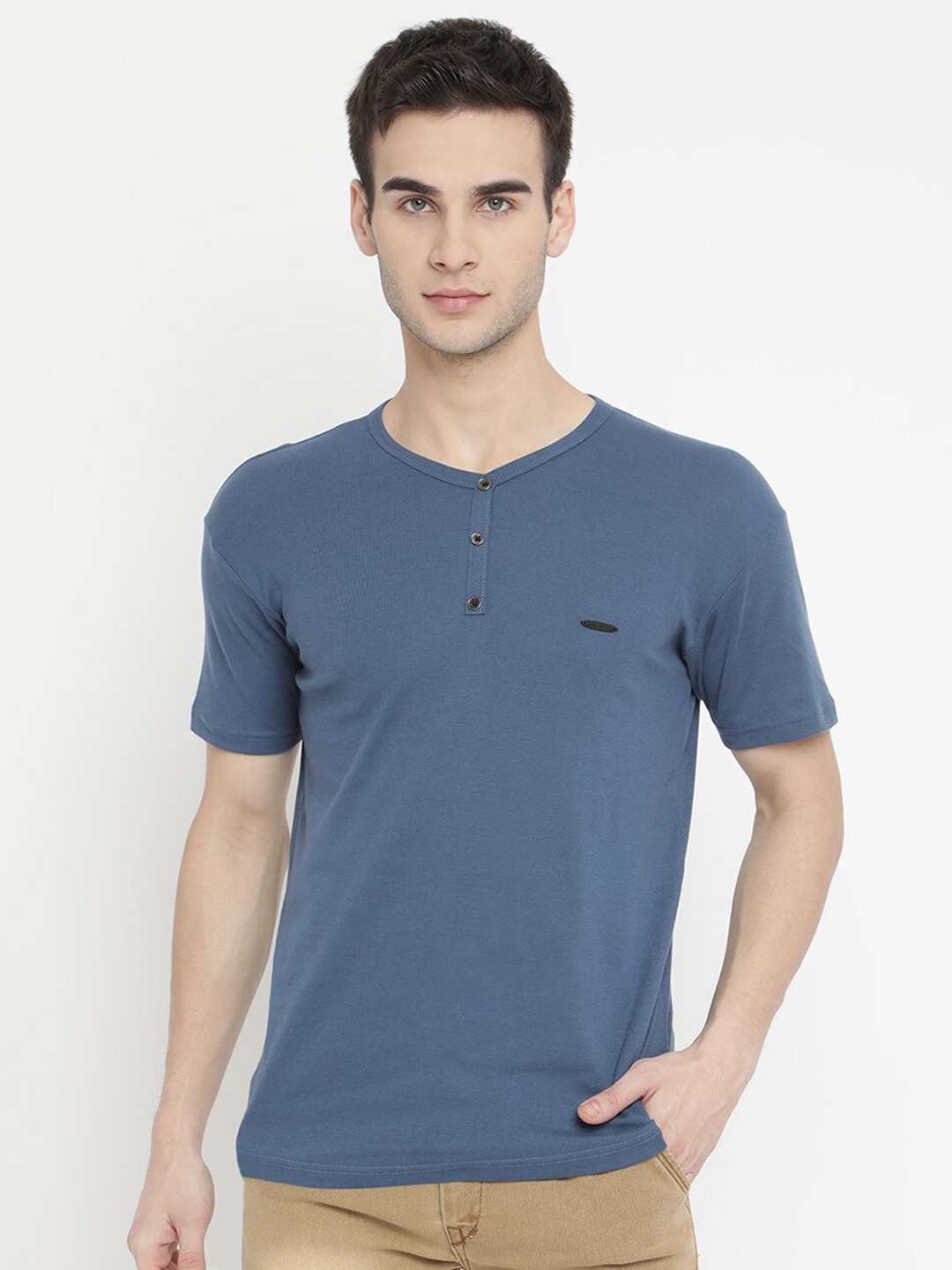 

V2 Value & Variety Men Blue Solid T-shirt
