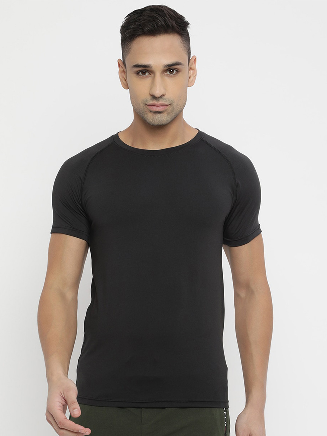 

V2 Value & Variety Men Black Solid T-shirt