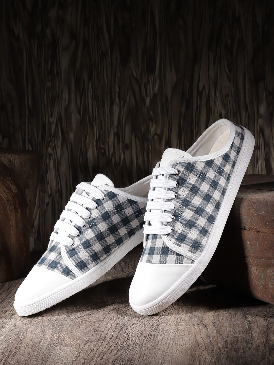 

Roadster Women Navy Blue & White Checked Mule Sneakers