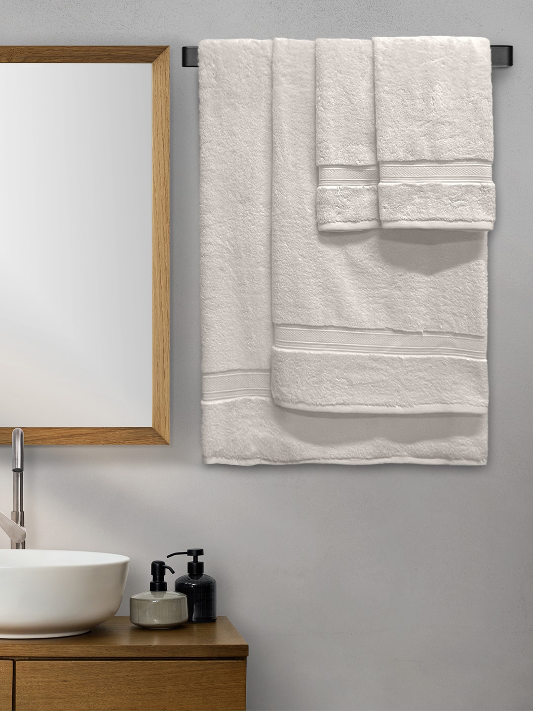 

Aura Set Of 4 Cream-Coloured Solid 600 GSM Cotton Towel Set
