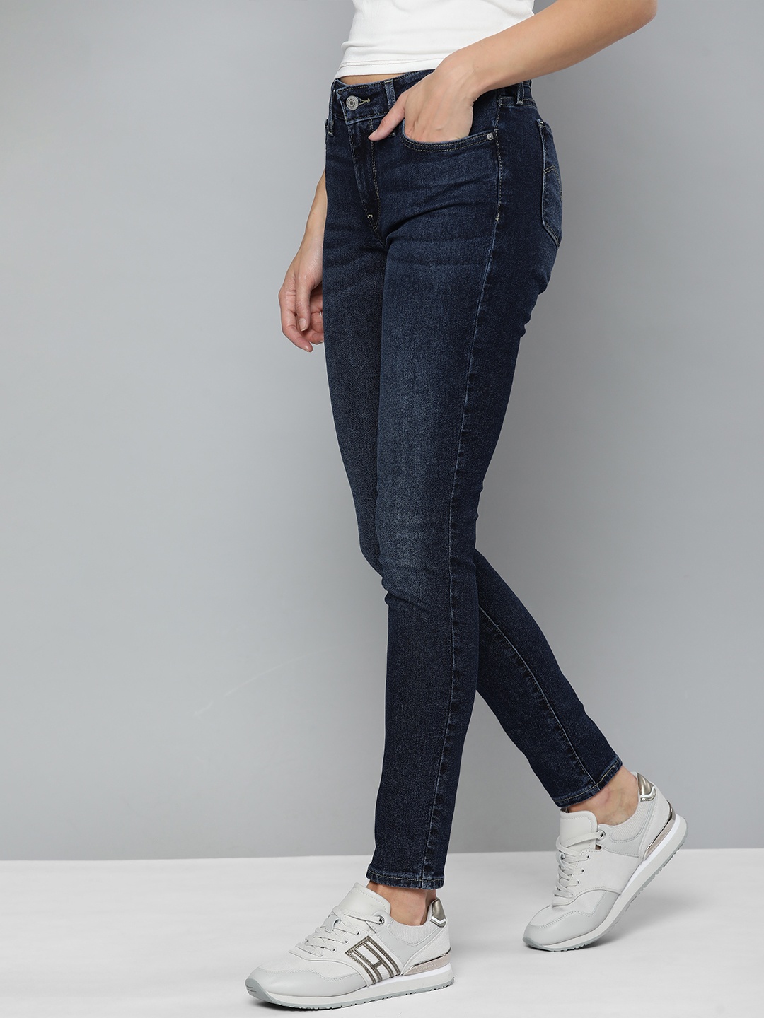 

Levis Women Blue 711 Skinny Fit Light Fade Stretchable Jeans