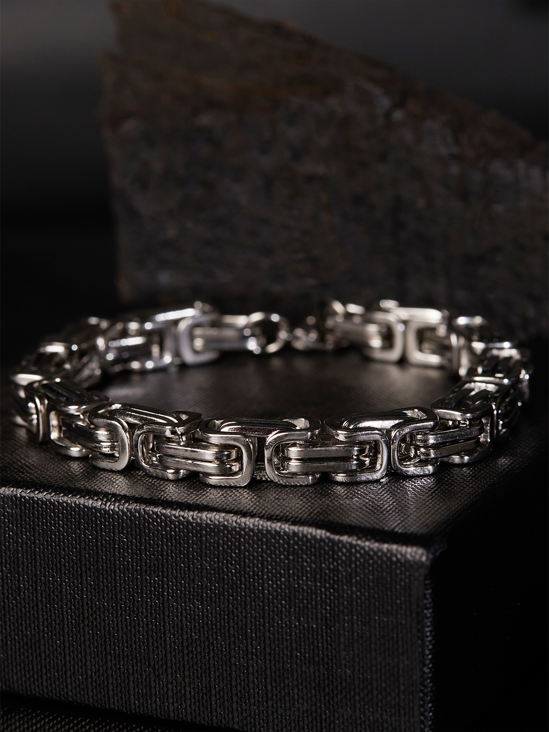 

The Roadster Lifestyle Co Men Silver-Toned Handcrafted Silver-Plated Link Bracelet